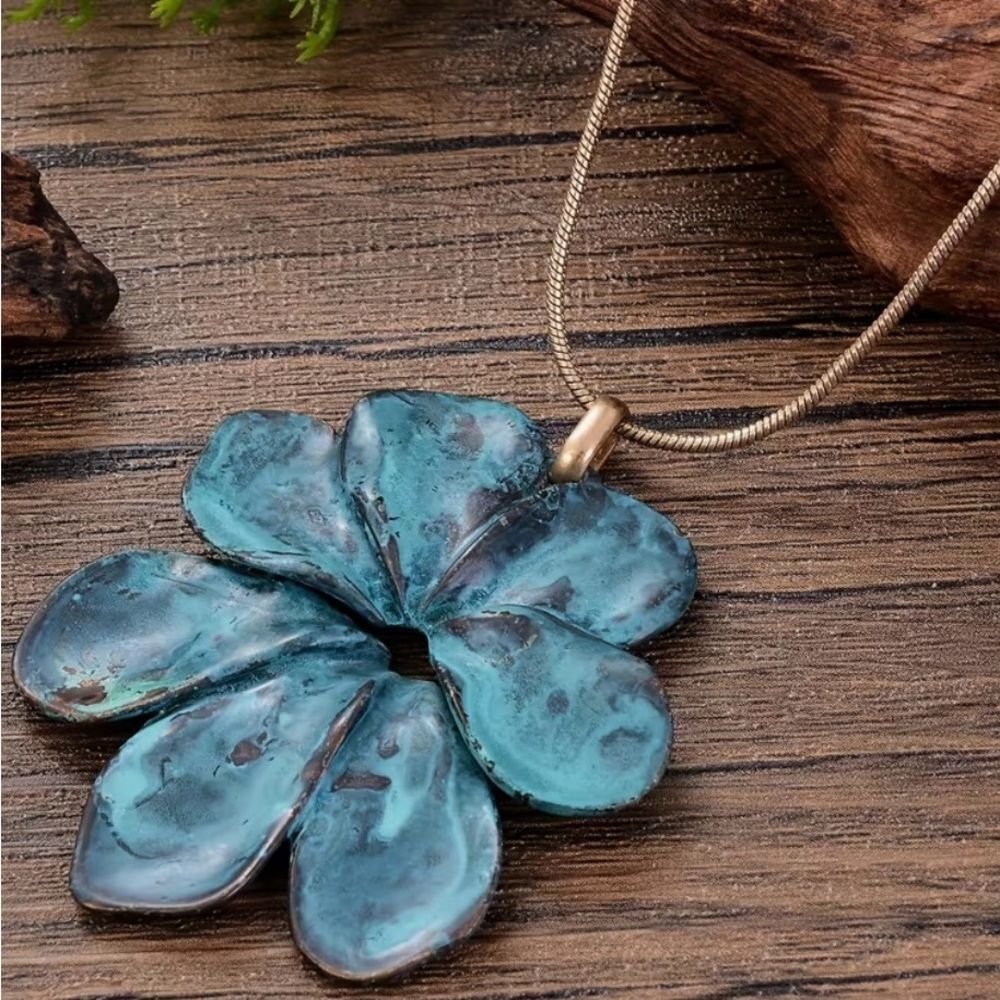 🩵 Artisan Boho Style Hand Painted Blue Flower Pendant Necklace 🩵
